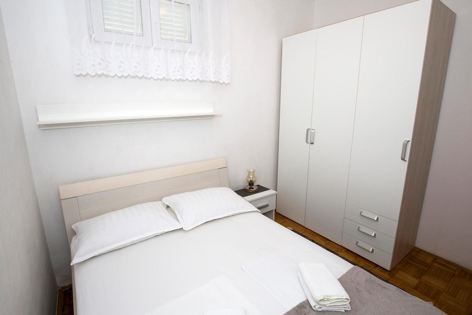 Apartman Roza Омиш Экстерьер фото