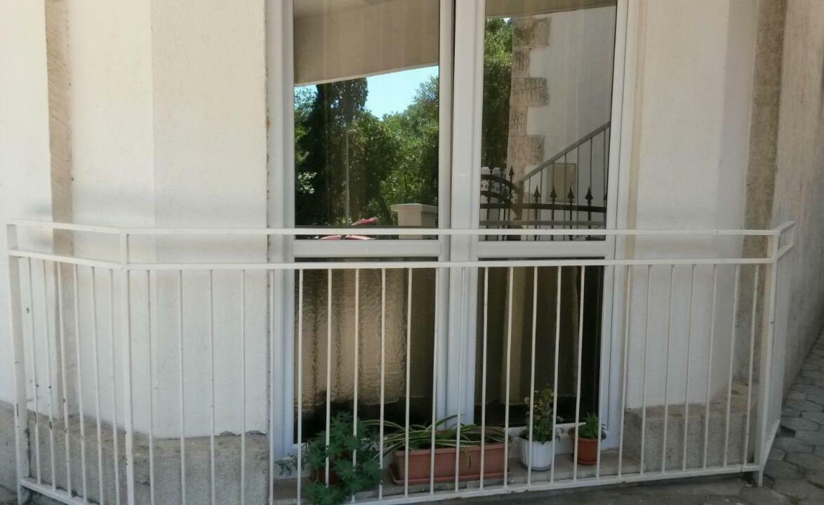 Apartman Roza Омиш Экстерьер фото